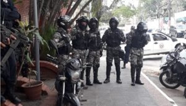 Paraguay. Gran despliegue de policías armados para custodiar a estudiante apresado arbitrariamente