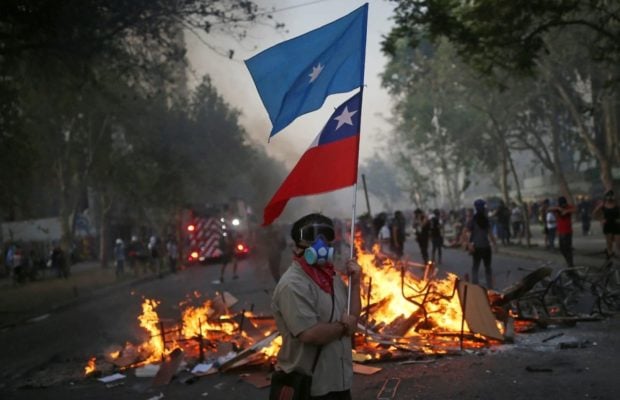 Chile. Nuevo viernes de lucha en Plaza de la Dignidad / A pesar de la represión y las trampas de la casta política son muchxs lxs que no bajan los brazos (videos)