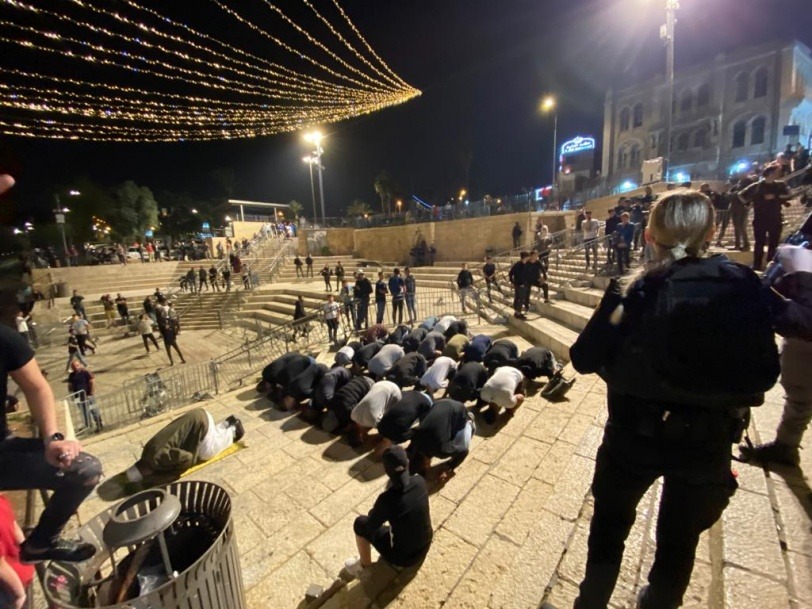 Los habitantes de Jerusalén realizan oraciones de Tarawih en la Puerta de Damasco después de anunciar su cierre