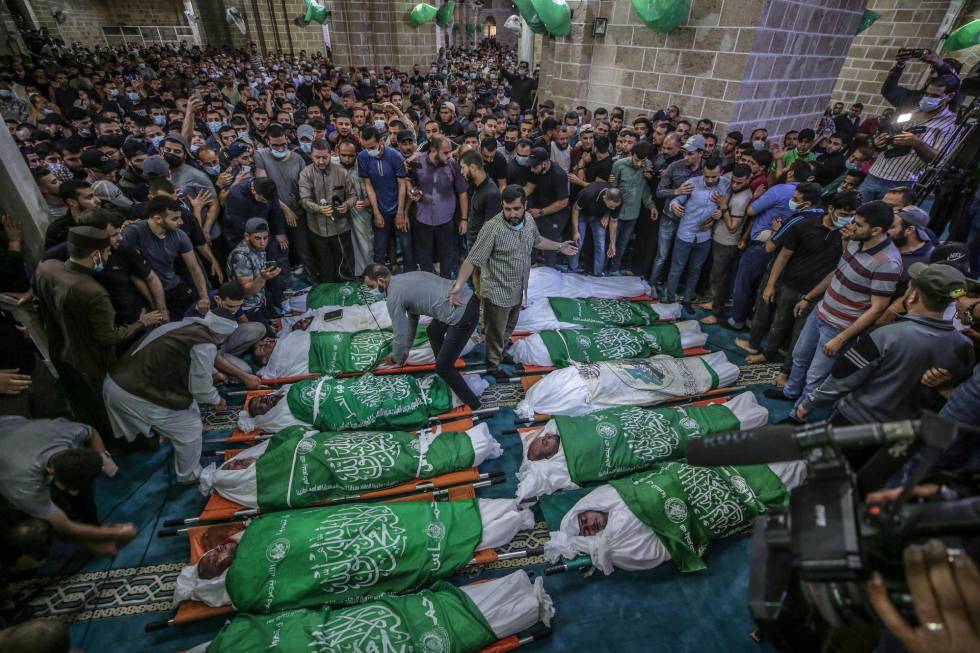 Funeral de 15 palestinos que murieron en un ataque aÃ©reo de las fuerzas israelÃ­es, el jueves en Gaza.