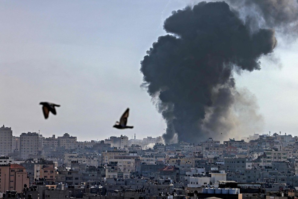 La crisis se ha extendido tambiÃ©n a Cisjordania, donde se han producido enfrentamientos con el EjÃ©rcito en puestos de control fronterizos y, por primera vez, tambiÃ©n a ciudades de Israel con mayorÃ­a de poblaciÃ³n Ã¡rabe. En la imagen, columnas de humo sobre la ciudad de Gaza tras un ataque israelÃ­, este martes.