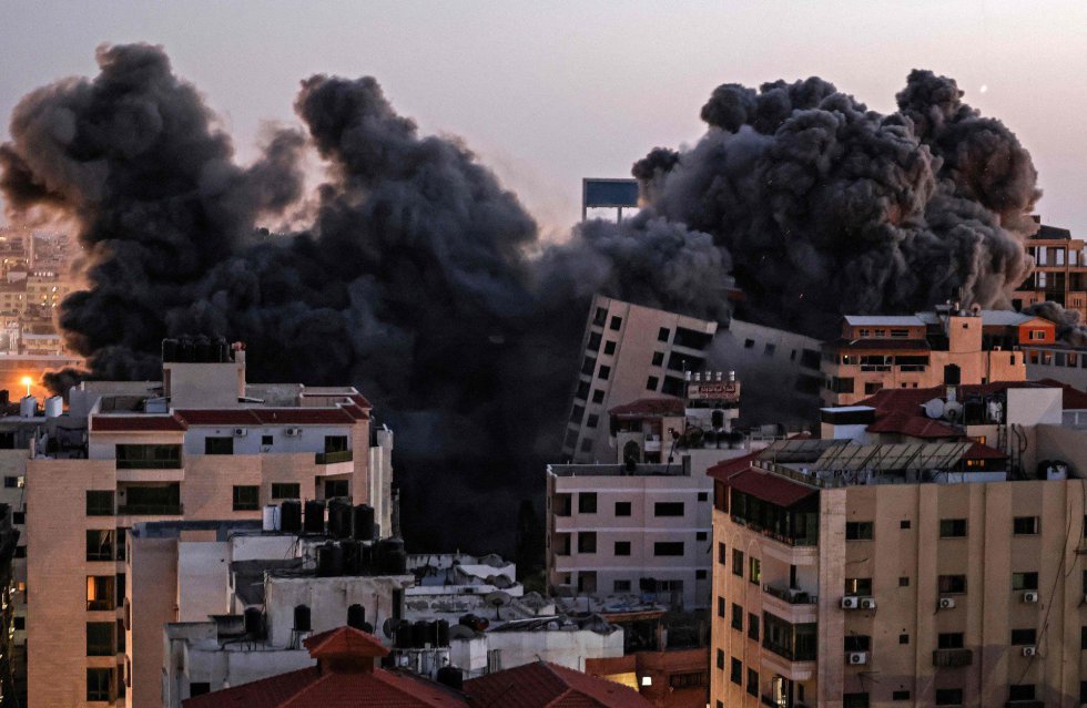 La ofensiva israelÃ­ ha causado heridas a otras 296 personas. En la imagen, columnas de humo tras un ataque aÃ©reo israelÃ­ contra el compleo de Hanadi, en la ciudad de Gaza, controlado por el movimiento Hamas.