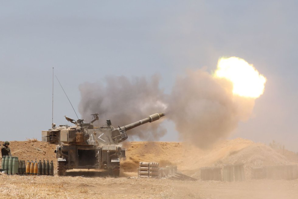 Las Fuerzas Armadas israelÃ­es han reforzado con batallones de infanterÃ­a y carros de combate las zonas fronterizas del enclave palestino.