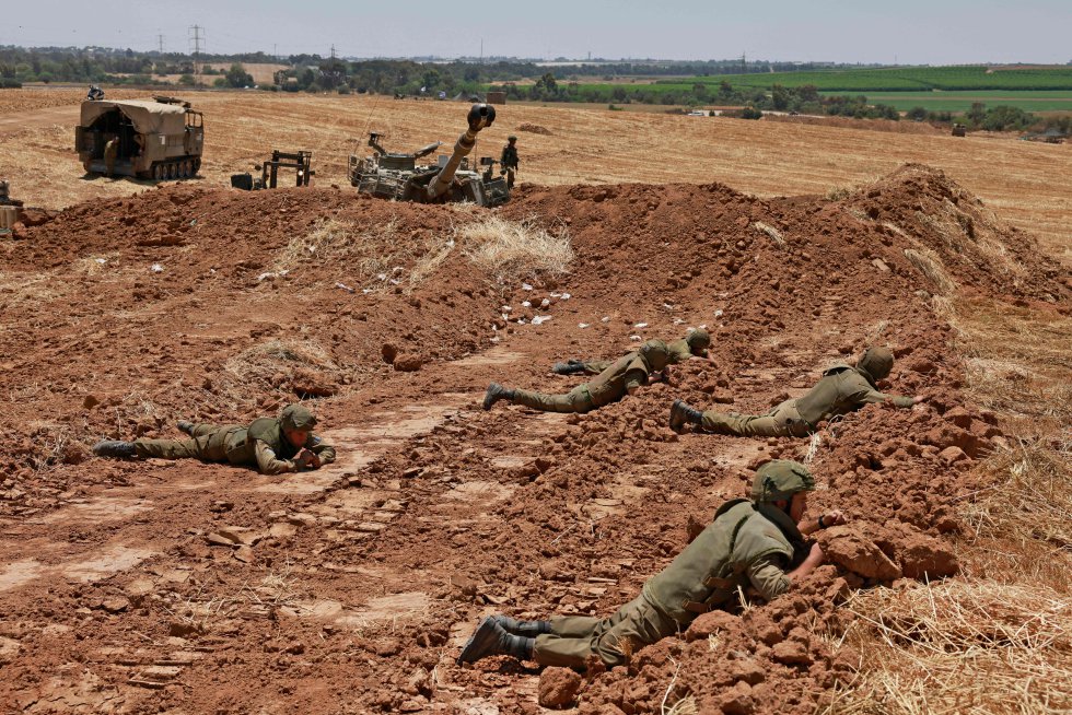 Los soldados israelÃ­es toman posiciones cerca de Sderot, en el sur de Israel, en la frontera con la franja de Gaza controlada por HamÃ¡s.