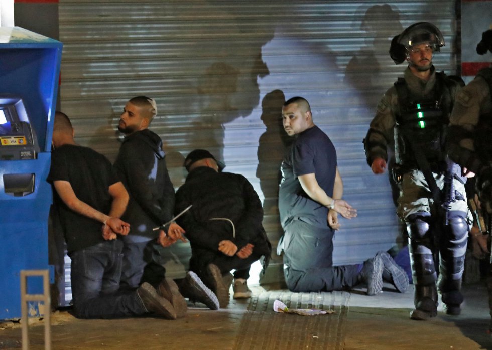 Grupos de Ã¡rabes israelÃ­es fueron detenidos en la ciudad de Lod por fuerzas israelÃ­es durante los enfrentamientos.
