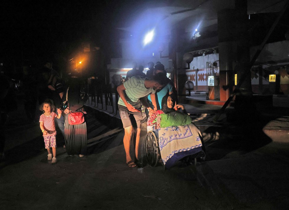 Familias palestinas evacÃºan sus hogares en la ciudad de Gaza.