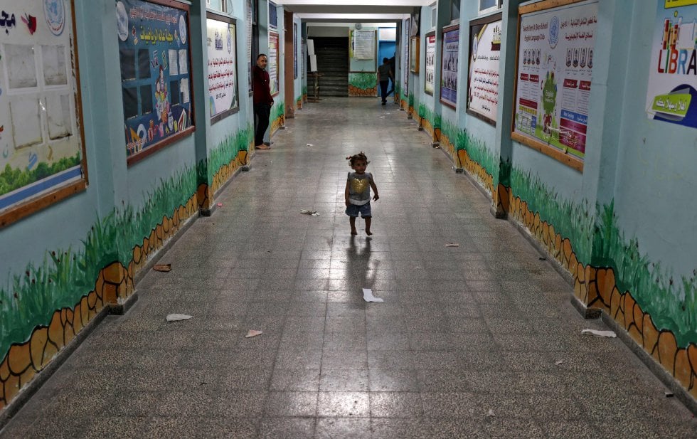 Una niÃ±a palestina camina por un pasillo de una escuela de la ONU, donde se refugiÃ³ con su familia despuÃ©s de huir de su hogar en la ciudad de Beit Lahia.