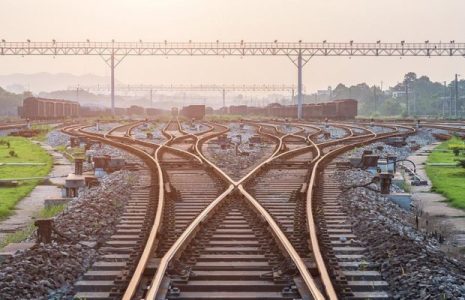 China. Tren de carga con mascarillas médicas parte hacia Madrid