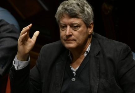 Uruguay. Por sus declaraciones a favor de extender plazo de tiempo para juntar firmas contra la LUC separaron a Michelini como secretario político del Frente Amplio