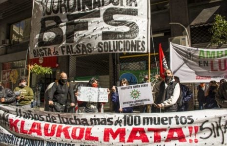 Argentina. Movilizaron al Obelisco contra  la contaminación ambiental generada por la empresa Klaukol