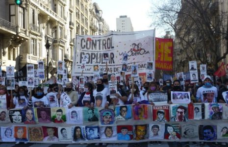 Argentina. Una multitud en la Marcha Contra el Gatillo Fácil /Fuertes y emotivos discursos condenando a los asesinos uniformados