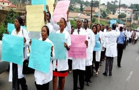 Nigeria. Deponen médicos huelga por demandas laborales