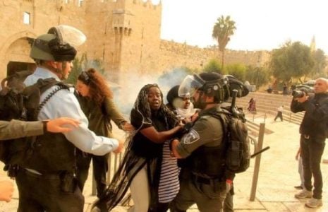 Palestina. Ocupación y brutal opresión militar: Fuerzas israelíes de ocupación arrestan a dos periodistas y agreden a los palestinos de Jerusalén ocupada