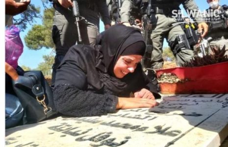 Palestina. Mujer palestina que se aferra a la tumba de su hijo que será destruida para construir asentamientos israelíes ilegales en Jerusalén ocupada